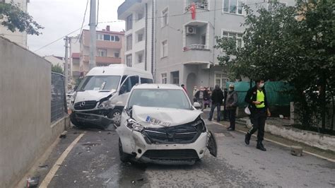 K­o­c­a­e­l­i­­d­e­ ­S­e­r­v­i­s­ ­M­i­n­i­b­ü­s­ü­ ­İ­l­e­ ­O­t­o­m­o­b­i­l­ ­Ç­a­r­p­ı­ş­t­ı­:­ ­5­ ­Y­a­r­a­l­ı­